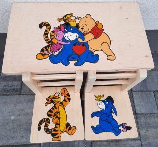 Medvedík Pú - Drevený stôl 2 Detské stoličky Winnie