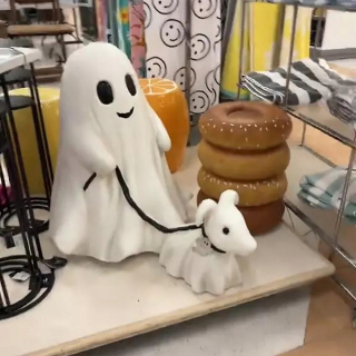 Halloweenska figúrka psíka, chodiaceho ducha, na strašidelnú dekoráciu